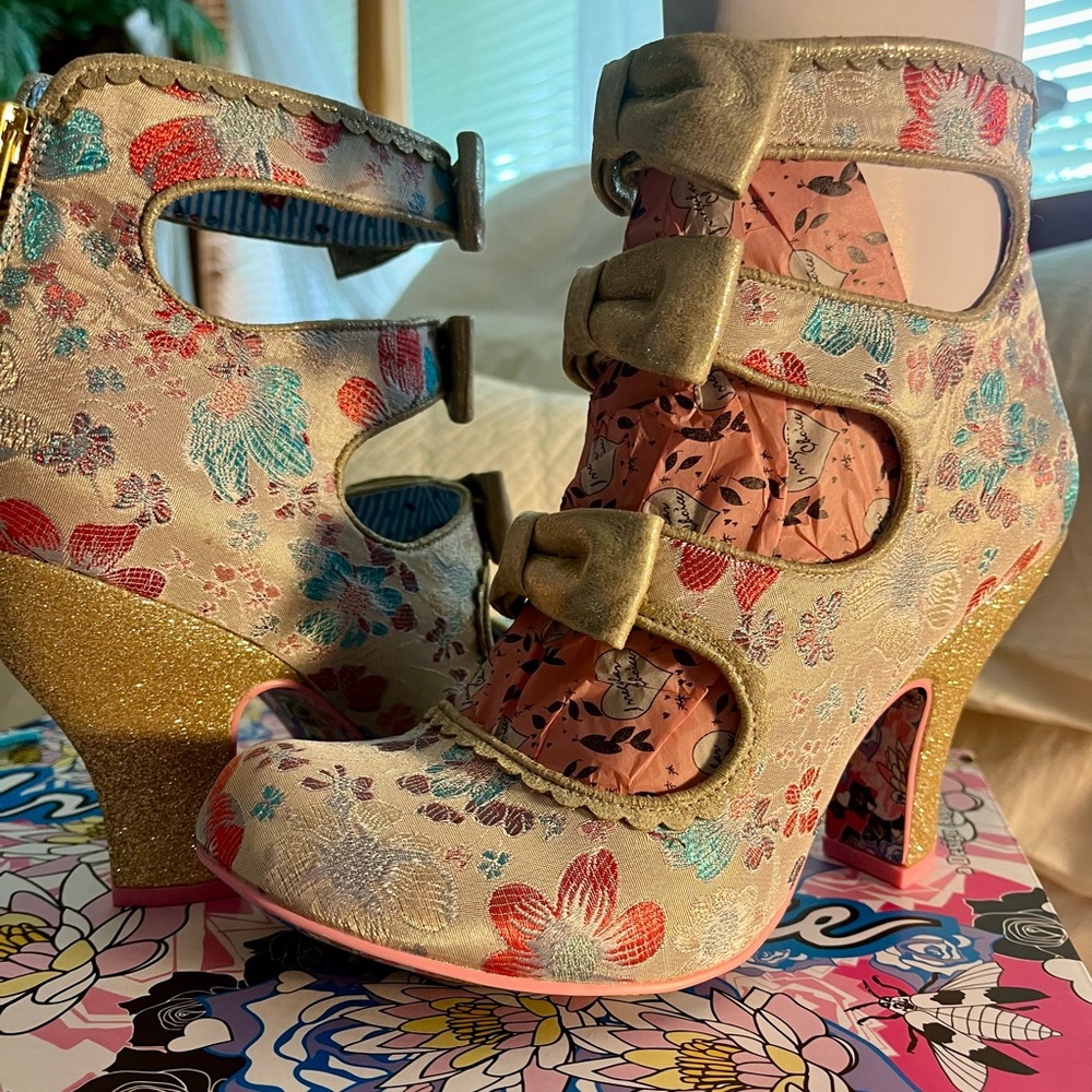 Irregular Choice NWT beautiful brocade bridal booties Put A Bow On It size 40